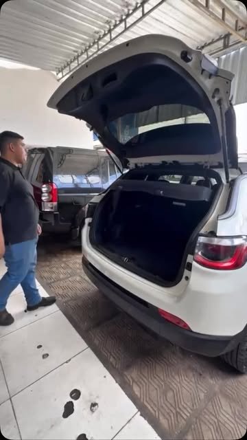 Veículo sendo atendido dentro da oficina AUTOSTART JP